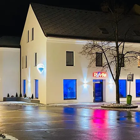 White - Mit Terrasse *