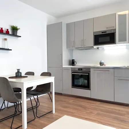 White - Mit Terrasse *