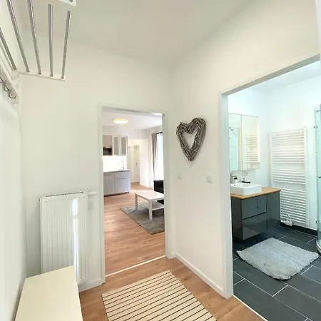 White - Mit Terrasse