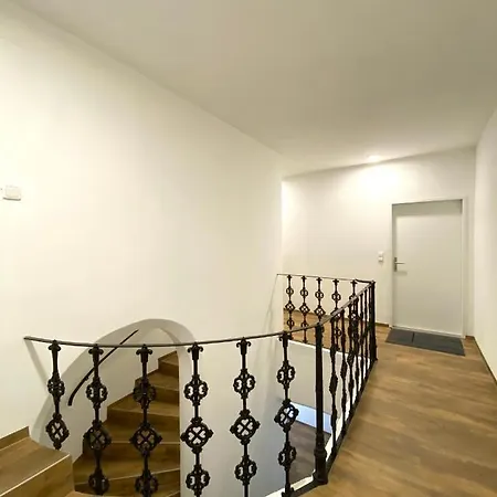 White - Mit Terrasse