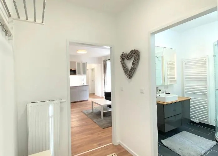 White - Mit Terrasse