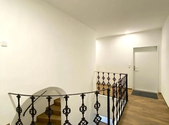 White - Mit Terrasse